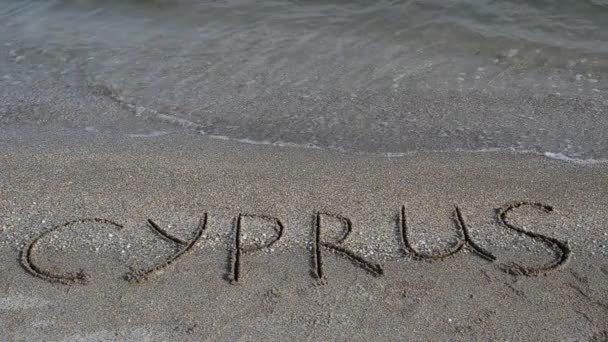 砂の上にキプロスの碑文 浜辺での銃撃戦 — ストック動画