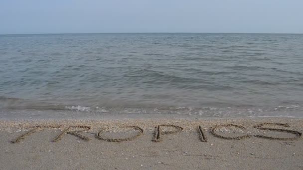 Επιγραφή Tropics Στην Άμμο Πυροβολισμοί Στην Παραλία — Αρχείο Βίντεο