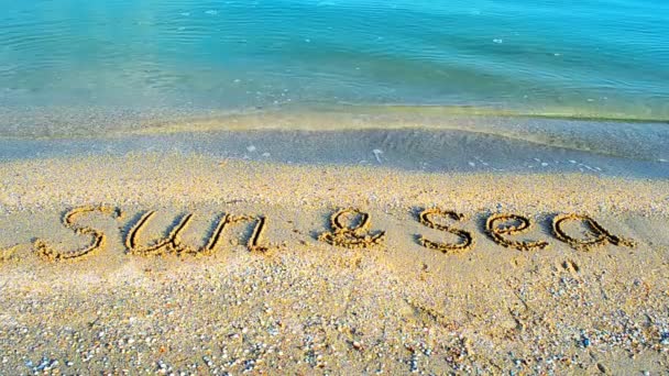 Ηλιόλουστη Μέρα Χαλάρωσε Επιγραφή Τον Ήλιο Στην Άμμο Την Παραλία — Αρχείο Βίντεο