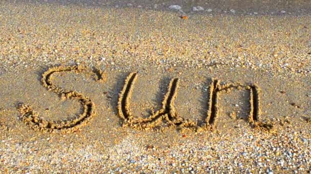Ηλιόλουστη Μέρα Χαλάρωσε Επιγραφή Τον Ήλιο Στην Άμμο Την Παραλία — Αρχείο Βίντεο