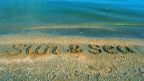 Γράψε Τον Ήλιο Στην Άμμο Στην Παραλία Ηλιόλουστη Μέρα Χαλάρωσε — Αρχείο Βίντεο