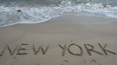 Kuma yazılmış NYC yazısı. Sahilde çekim yapmak..