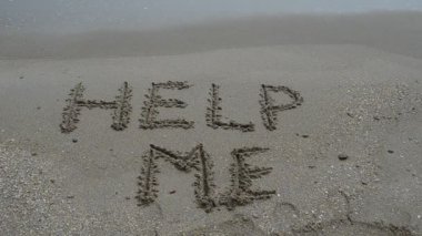 Tropikal deniz sahilinin kumsalında imza atmaya yardım et. Sahilde çekim yapmak..