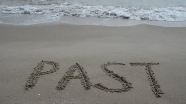 Islak bir deniz kenarına 