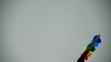 Sanatçı soyut bir arka plan akrilik çizer. Yavaş çekim.