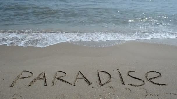 熱帯の島の砂の中に碑文 パラダイス 浜辺での銃撃戦 — ストック動画