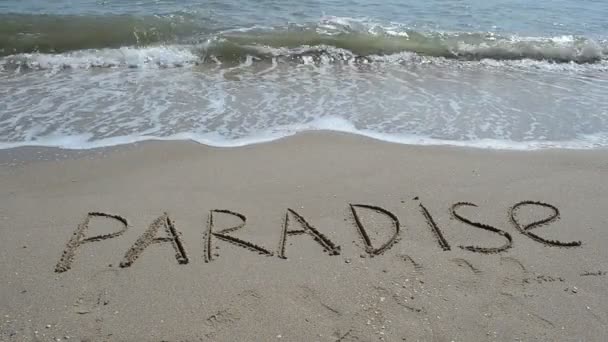 Επιγραφή Παράδεισος Στην Άμμο Ένα Τροπικό Νησί Πυροβολισμοί Στην Παραλία — Αρχείο Βίντεο