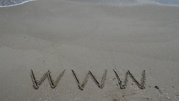 ビーチで砂の中に手書きの単語Www 浜辺での銃撃戦 — ストック動画