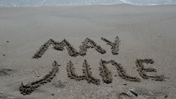 Надпись Названии Месяца Песке Пляже Стрельба Пляже — стоковое видео