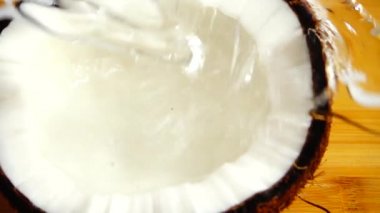 Sulu hindistan cevizi eti. Yavaş çekim.