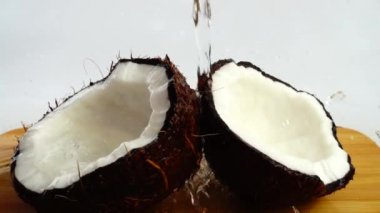 Sulu hindistan cevizi eti. Yavaş çekim.