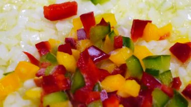 Soğanlı tatlı biber tavada kızarır..