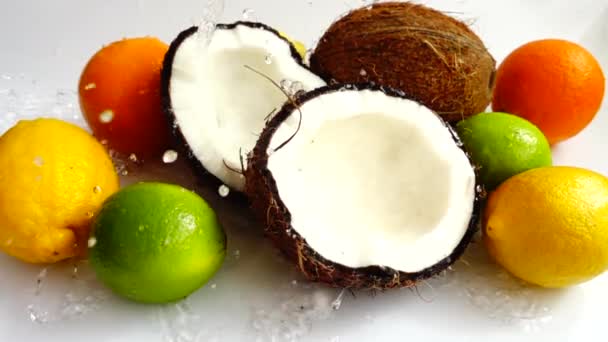 Polpa Cocco Succosa Tra Frutti Tropicali Rallentatore — Video Stock