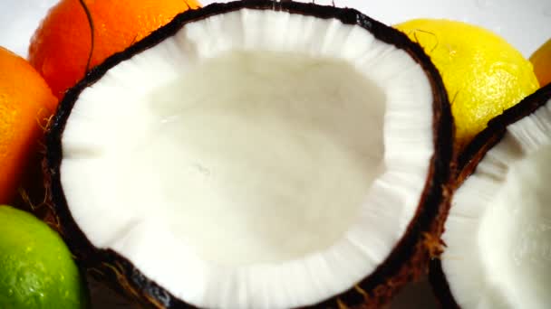 Soczyste Mięso Kokosowe Pośród Tropikalnych Owoców Zwolniony Ruch — Wideo stockowe