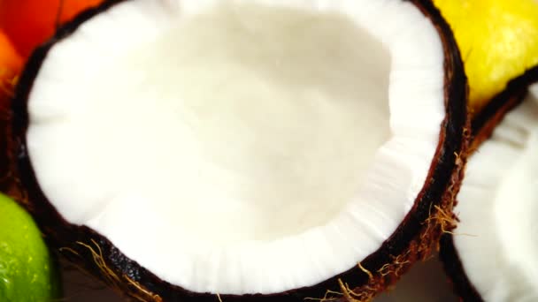 Soczyste Mięso Kokosowe Pośród Tropikalnych Owoców Zwolniony Ruch — Wideo stockowe