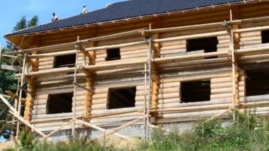 Ahşap evin inşaatı. Yeni ahşap evin inşaatı. Bitmemiş ev.
