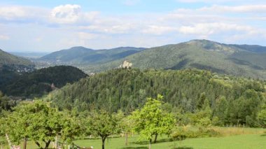 Dağlar ve bulutlar. Vadi köyünde.