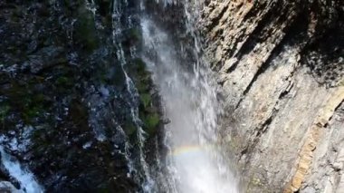 Şelale ve gökkuşağı. Düşme vuruşu