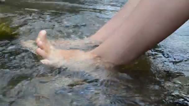 Rivière Fille Montagne Fille Baigne Les Pieds Dans Rivière Montagne — Video