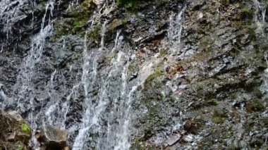 Şelale ve kaya akıntıları. Dağlara düşüyor..