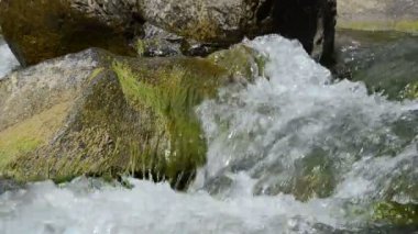 Taşlar ve dağ nehri. Dağlar ve nehir