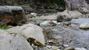 Dağ nehrinin akıntısı. Kayaların arasındaki dağ nehri.