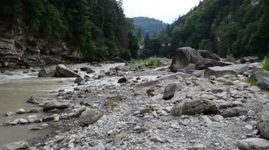 Dağ nehrinin kıyısında. Taşlar ve dağ nehri.