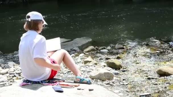 Das Mädchen Zeichnet Den Gebirgsfluss Berglandschaft Und Künstler — Stockvideo
