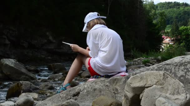 Ορεινό Τοπίο Και Καλλιτέχνης Κορίτσι Τραβάει Ποτάμι Του Βουνού — Αρχείο Βίντεο