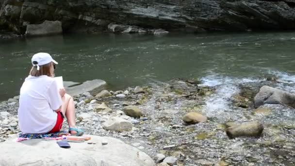Ορεινό Τοπίο Και Καλλιτέχνης Κορίτσι Τραβάει Ποτάμι Του Βουνού — Αρχείο Βίντεο