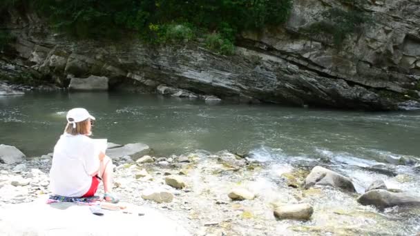 Dziewczyna Rysuje Górską Rzekę Krajobraz Górski Artysta — Wideo stockowe