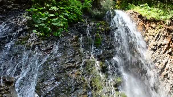 Dağlara Düşüyor Dökülen Sular Kayalar — Stok video