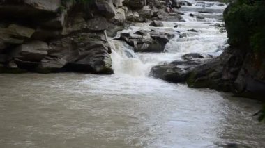 Dağ nehri ve düşüyor. Yazın dağ nehrinin çekimi.