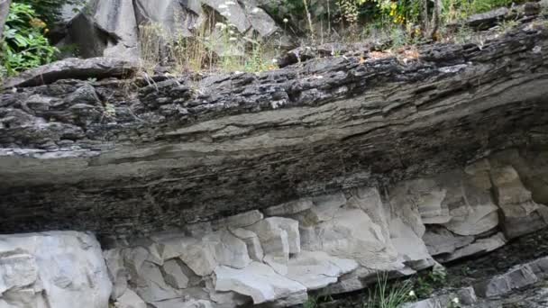 Rock Pedra Numa Secção Tiro Montanhas — Vídeo de Stock