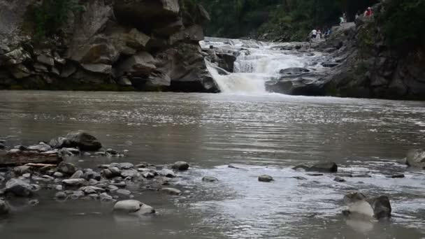 Schieten Van Bergrivier Zomer Bergrivier Watervallen — Stockvideo