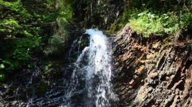 Dağlara düşüyor. Ağır çekim. Kaya ve düşüş