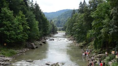 Yazın nehirde çekim yapmak. Dağ nehri