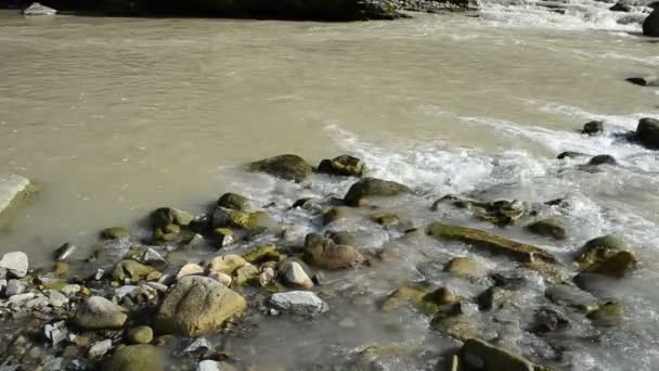 Dağ Nehri Eşikler Yarıklar Dağlar Nehir Taşlar Dağ Nehri — Stok video