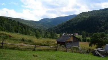 Dağ manzarası. Yazın çekim.