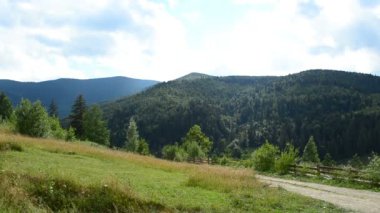 Dağlar ve bulutlar. Karpatlar 'da çekim