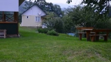 Yazın çim. Dağlardaki köy.