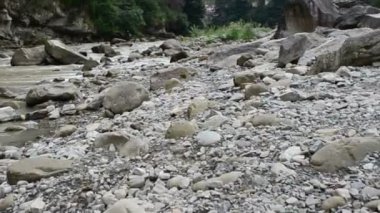 Dağ nehri. Dağ nehrinde akıntı.