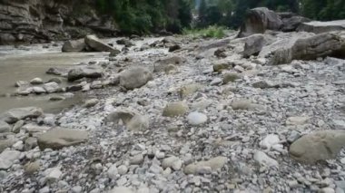 Dağ nehri. Ağır çekim. Dağ nehrindeki akıntı. Dağlarda çekim yapmak.