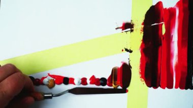 Sanatçı soyut bir arka plan akrilik çizer. Akrilik geçmişi.