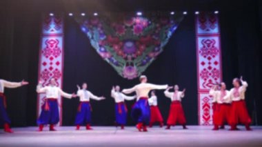 Ukrayna ulusal dansları. Odaklanamıyorum. Yavaş çekim.