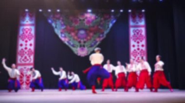 Ukrayna ulusal dansları. Odaklanamıyorum. Yavaş çekim.