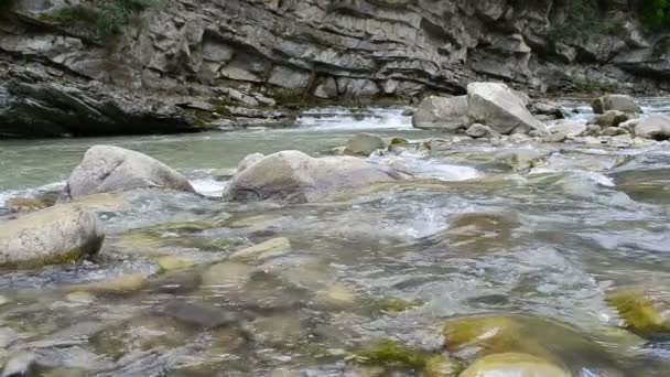 Горная Река Медленное Движение Течение Горной Реке Стрельба Горах — стоковое видео