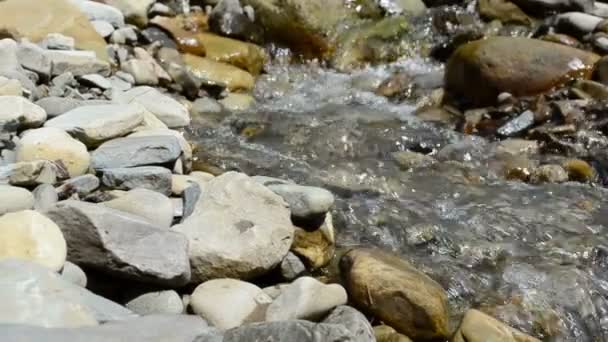 Dağ Nehrindeki Akıntı Dağlarda Çekim Yapmak Dağ Nehri Yavaş Çekim — Stok video