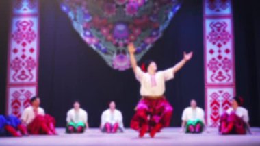 Ukrayna ulusal dansları. Odaklanamıyorum. Yavaş çekim.