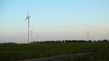 Yel değirmeni. Rüzgar çiftliği. Rüzgar türbini.